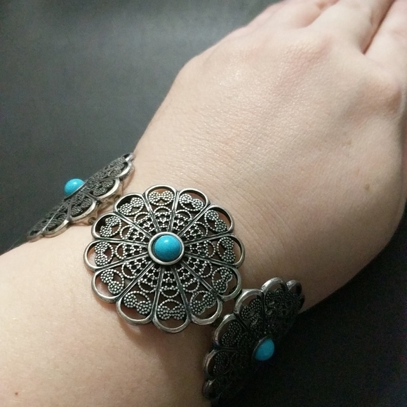 Silver Tone Turquoise Colored Stretchy Elastic Statement Bracelet - Picture 1 of 3